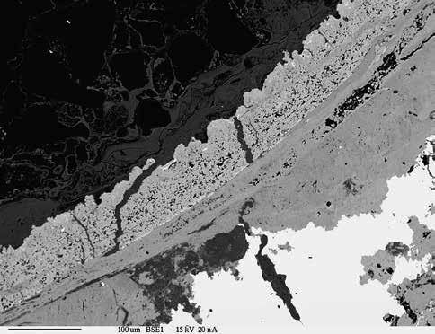 Ryc. 1. Fragment skorupy obtopieniowej zbudowanej z magnetytu. Na zewnątrz materiał klastyczny głównie kwarc (czarny). Pod skorupą obtopieniową wodorotlenki żelaza i kamacyt. Obraz BSE Fig. 1. A fragment of melting crust composed of magnetite.