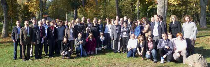Ryc. 10. Uczestnicy Konferencji Meteorytowej Polskiego Towarzystwa Mineralogicznego w Obrzycku 19 21.10.2012 (fot. M. Nowak) Fig. 10. Participants of the Meteorite Conference of the Mineralogical Society of Poland, Obrzycko, October 19 21, 2012 (photo M.
