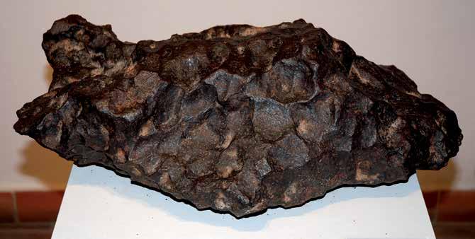 Stryjewski). Sala Meteorytowa w Muzeum Mineralogicznym Uniwersytetu Wrocławskiego. W centralnej części wystawiono meteoryt Morasko, o wadze 78 kg (fot. A.