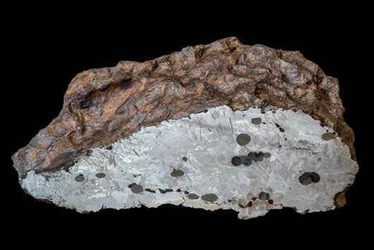 Gablota prezentująca fragment meteorytu Rudy, kopię całego meteorytu oraz makietę kraterów impaktowych w rezerwacie Meteoryt Morasko.