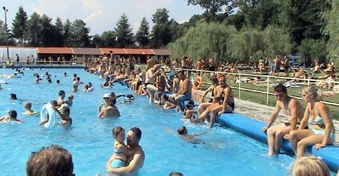 Zdjęcie 10 Basen letni w Leksandrowej Źródło: Urząd Miejski w Nowym Wiśniczu W budynku Miejskiego Ośrodka Kultury w Nowym Wiśniczu organizowane są różnego rodzaju zajęcia