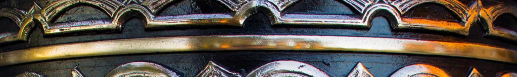 Wewnątrz korpus nawowy czteroprzęsłowy, przykryty pozornym sklepieniem kolebkowym z lunetami, podzielonym dekoracją