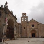 Zobacz ciekawy kościół w Tosantos wbudowany
