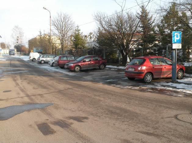 Działka nr 2/7 znajduje się w południowo-wschodniej części nieruchomości, posiada powierzchnię 0,0987 ha i jest