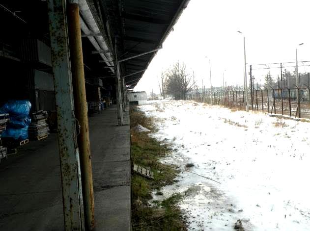 Działka sąsiaduje od północy z torowiskiem kolejowym (na granicy płot z siatki stalowej w ramach z stalowych kształtowników na