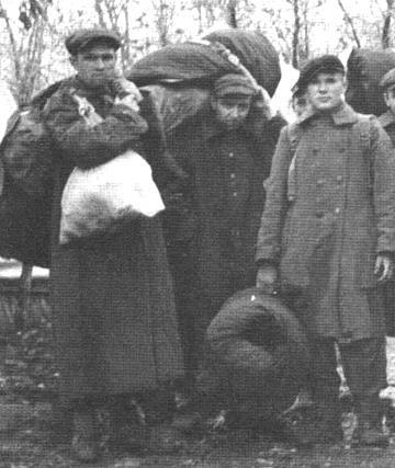 92. Jeńcy z sowieckich łagrów w resztkach polskich mundurów. 1941 Kazano się nam przygotować do drogi i o godz. 9 wieczorem wyszliśmy za druty.