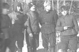 96. Lotnicy polscy - jeńcy z sowieckich łagrów. Typowe radzieckie stroje kufajki i walonki - ale na czapce uszatce lotniczy orzeł.