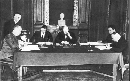 98. Podpisanie układu Sikorski Majski. Londyn 30.07.1941 r. Kazały się nam one rozebrać do naga, ogoliły nam włosy pod pachami i w pachwinach i dokładnie badały, czy nie mamy chorób wenerycznych.