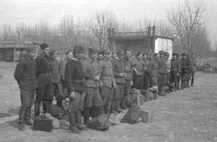 100. Żołnierze - ochotnicy do Armii Polskiej zwolnieni z sowieckich łagrów. Jungi-Jul,Uzbekistan ZSSR. 1942 Dla byłych jeńców była to pierwsza tego rodzaju uroczystość od dwóch lat.