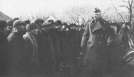 102. Generał Władysław Anders wśród ochotników do Armii Polskiej zwolnionych z więzień i obozów w latach 1941-1942.