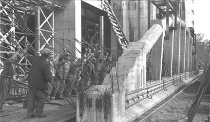 111. Więźniowie podczas budowy bunkra łodzi podwodnych w Bremen. 1944 W obozie prowadzono także doświadczenia pseudomedyczne nad chorobami zakaźnymi.