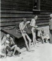 123. Mauthausen. Więźniowie obozu koncentracyjnego (po wyzwoleniu). 1945 Mury te i bezczelne zachowanie siepaczy mautheusenowskich napełniły nas grozą.