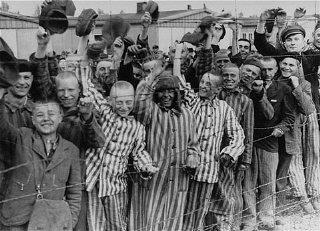 128. Radość wyzwolonych więźniów z obozu w Dachau. 1945 Rozbroiwszy Niemców zaprowadziliśmy ich do lagrów pod naszą eskortą i zmieniliśmy role.
