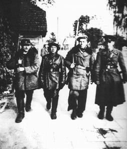 153 141. Lokalna milicja robotnicza na ulicach Oszmiany. Wrzesień 1939 Odebrał mi również pasek. Powiedział: Zabierzcie go. Na razie z nim skończyłem.
