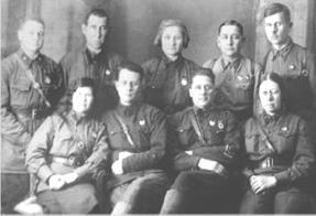 155 143. Grupa oficerów NKWD, czyli Narodnyj Komisariat Wnutriennich Dieł. Ponurej sławy Ludowy Komisariat Spraw Wewnętrznych.