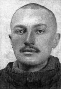 163. Jacek Łopuszański podczas pobytu w łagrach Kołymy. 1941 Do bramy zrobionej z podwójnego drutu kolczastego prowadziła wznosząca się, kręta droga.