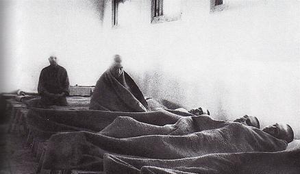 171. Szpital więzienny w syberyjskim łagrze. Dostrzegłem na ich twarzach zmieszanie i wzruszenie.