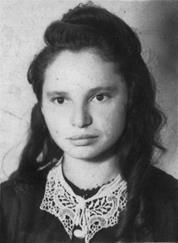 186. Krystyna Grzywacz. Córka Anny Grzywacz (Gojdź). Po repatriacji do Polski. Wołów. 1946 r. Mieszkaliśmy tam w lepiankach: tam drzew nie było, był step. Ziemia pękała, cała czarna.