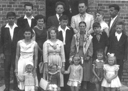 Po ogłoszeniu amnestii dla Polaków w 1941 r. najstarszy syn Kazimierz (lat 16), wstąpił do tworzonej w ZSRR armii gen. Andersa.