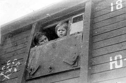 188. Basia i Forynka Zgrunowskie wywożone do Krasnowodzka. ZSRR 1942. Podobnie deportację z 10 lutego 1940 r.