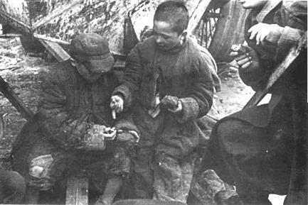190. Polskie dzieci na zesłaniu, Dzielenie chleba. Syberia. ZSRR.