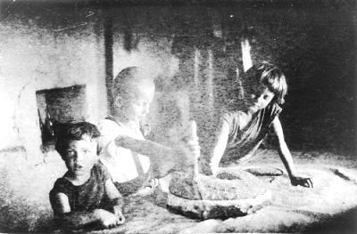 192. Najmłodsi zesłańcy. Polskie dzieci - rodzeństwo przy żarnach w lepiance. Kołchoz Czan Czar.