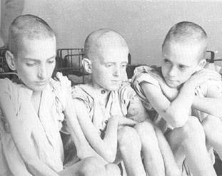 Po wybuchu wojny wojska sowieckie witane były przez komunistyczne bojówki Żydów. Szli oni przez most na Pragę z przemówieniami powitalnymi żeby witać bolszewików.