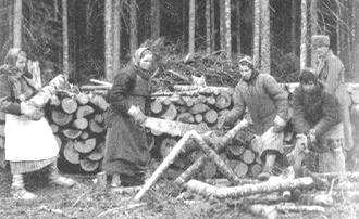 194. Polki zesłane na Sybir pracują przy wyrębie drewna. 1941 chyba oficer sowiecki powiedział, że zabierają tylko Gojdziów.
