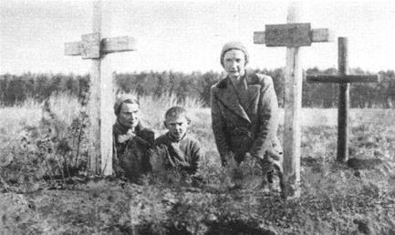 196. Polska rodzina zesłana do Kazachstanu nad grobami bliskich. 1941 Następne dwa lata byłam pod Karachandą, gdzie budowaliśmy tory kolejowe.