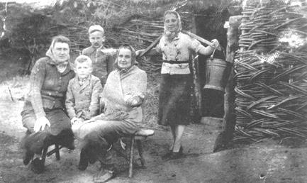 198. Polska rodzina zesłana do Kazachstanu przy ziemiance. 1941 Momentalnie zjawiły się wszy.