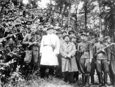 219. Partyzanci Armii Ludowej z dowódcą gen. Michałem Żymierskim Rola (w środku).