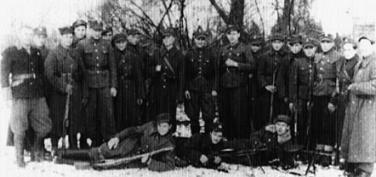 225. Żołnierze IV batalionu 77 pp. Armii Krajowej. 1944 Jednak pakt nadal istniał, gdyż Zgrupowanie do końca czerwca nie stoczyło ani jednej potyczki z Niemcami. 196 Podobnie postąpił ppor.