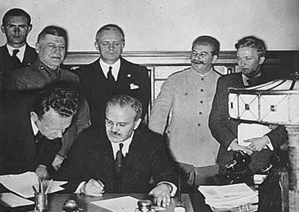 12. Podpisanie paktu Ribbenttrop Mołotow. Drugi z prawej premier i komunistyczny przywódca Związku Radzieckiego Józef Stalin.