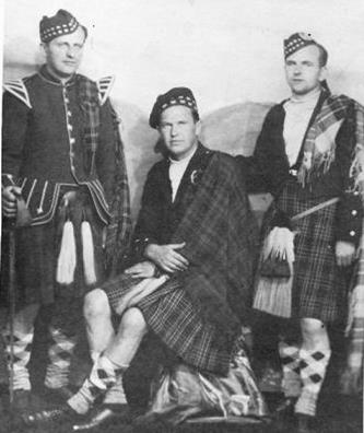 241. Lotnicy Dywizjonu 138 sierż. bomb. Stanisław Gojdź, NN, oraz sierż. pilot Henryk Bober w strojach szkockich.