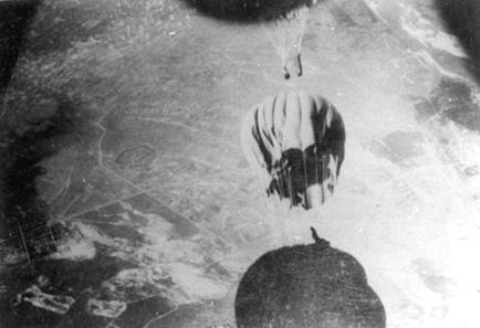 246. Polska 1586 Eskadra do Zadań Specjalnych dokonuje zrzutów dla walczącego podziemia. 1944 Nawet tak ciężkie straty nie wstrzymały lotów do Polski.