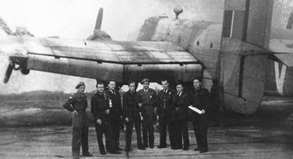 250. Lotnicy przed Halifaxem JP 180 V (sierż. Stanisław Gojdź odbył na nim operację do Włoch). Drugi z lewej sierż.