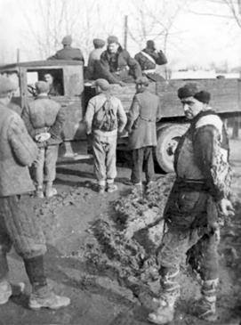 270 258. Polacy w Sowieckiej Rosji w drodze do Armii Andersa. 1941 Niewielu miało ekwipunek, mapę lub pieniądze na podróż. Większość nie miała nic.