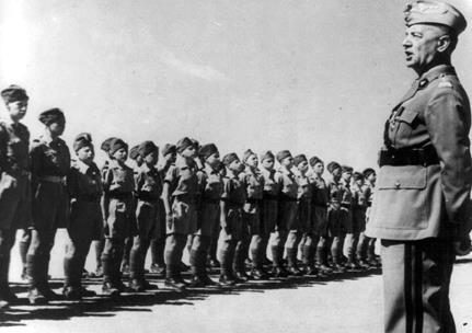 269. Naczelny Wódz gen. Sikorski i młodzi polscy zesłańcy w szeregach junackich ewakuowani do Pahlewi wraz z Armią gen. Andersa. 1943 Załadowaliśmy się i po chwili cały transport ruszył do Teheranu.
