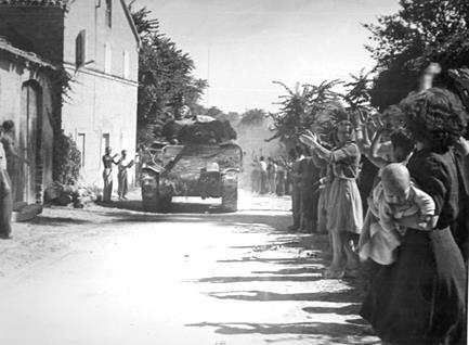 283. Polskie czołgi witane na przedmieściach Ancony. 1944 Po krótkim odpoczynku 2 Korpus Polski otrzymał nowe zadanie opanowania portu Ancona w celu skrócenia dróg zaopatrzenia dla wojsk alianckich.