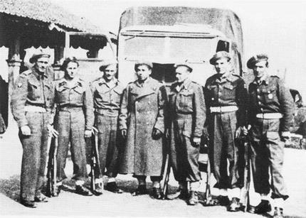 289. Saper Bolesław Gojdź (pierwszy z lewej) z żołnierzami 6 kompanii 5 Kresowego Batalionu Saperów przy odprawie warty. Włochy 1945.