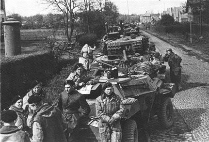 300. Kawaleria pancerna 10 Pułku Strzelców Konnych w marszu. Leers. 1944 Pułk w błyskawicznym marszu pokonał 90 km, w tym przez 40 km niszczył w walce jednostki niemieckie.