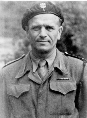 303. Starszy Strzelec Nikodem Gojdź. 1946 Wiele miast Europy wyrażając wdzięczność za wojenne czyny ofiarowało poszczególnym pułkom sztandary i nadało polskie nazwy swoim ulicom.