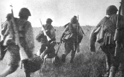 306. Żołnierze 1 Dywizji Wojska Polskiego (Ludowego) im. Tadeusza Kościuszki nacierają na pozycje niemieckie pod Lenino. 1943 Podobnie uważał Konstanty Gojdź s.