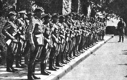 318. Żołnierze 1 kompanii 16 Kołobrzeskiego Pułku Piechoty. 1945 Po zdobyciu Kołobrzegu zostałem skierowany do pracy w sztabie 16 pp., jako kreślarz.