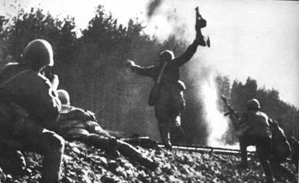 320. Żołnierze 1 Armii WP w walkach o prze łamanie Wału Pomorskiego. 1945 Dywizja Konstantego Gojdzia 31 styczna uderzyła jako pierwsza na miejscowość Podgaje zdobywając ją po trzech dniach walki.