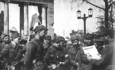 322. Żołnierze 1 Dywizji Piechoty Wojska Polskiego w zdobytym Berlinie. 1945 Los przyniósł wielką satysfakcję żołnierzom Dywizji Kościuszkowskiej.