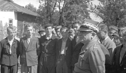 W działaniach bojowych 2 Armii Wojska Polskiego (Ludowego) 323. Generał Karol Świerczewski wśród poborowych do 2 Armii Wojska Polskiego.