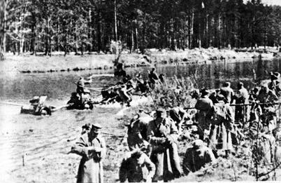 325. Żołnierze 2 Armii Wojska Polskiego podczas forsowania Nysy Łużyckiej.