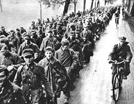 331. Niemcy wzięci do niewoli przez żołnierzy 2 Armii WP. 1945 Na barku lewym 3 rany drobne i rana większa o średnicy 5 cm. Na ramieniu lewym od strony tylnej rana o brzegach szarpanych.
