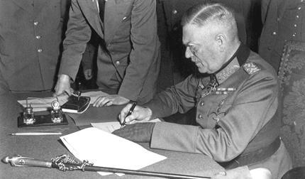 337. Upadek III Rzeszy. Feldmarszałek Wilhelm Keitel podpisuje akt bezwarunkowej kapitulacji Niemiec. Berlin 8.05.1945 Wojna, zapoczątkowana 1 września 1939 r.